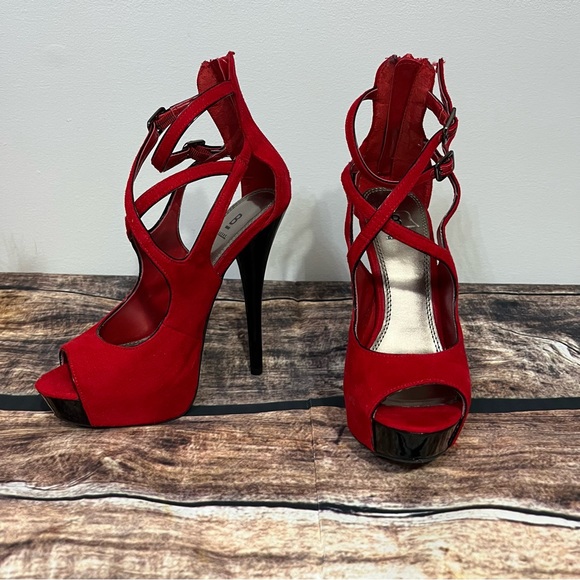 Red platform heels by Bakers are in like new condition. Size 5 - Picture 4 of 9